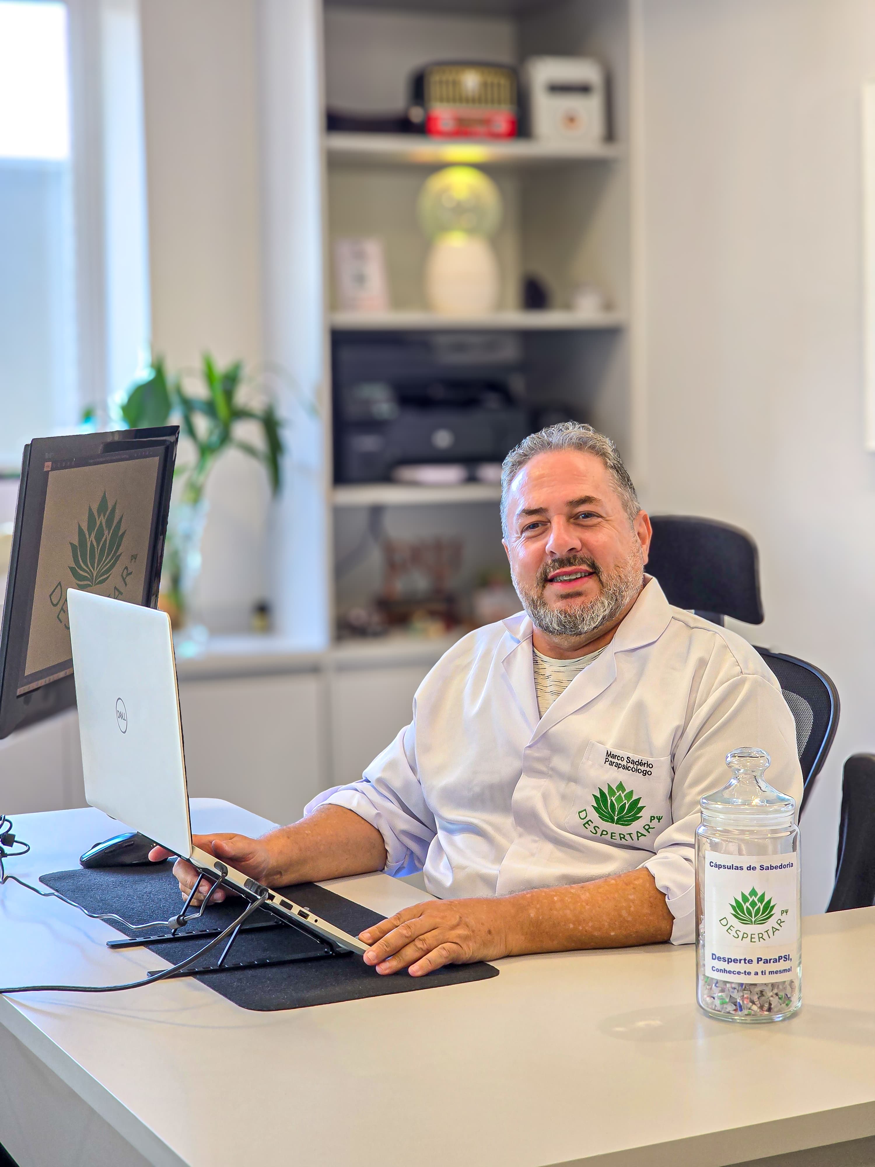 Marco Sadério, parapsicólogo clínico, em seu espaço de atendimento